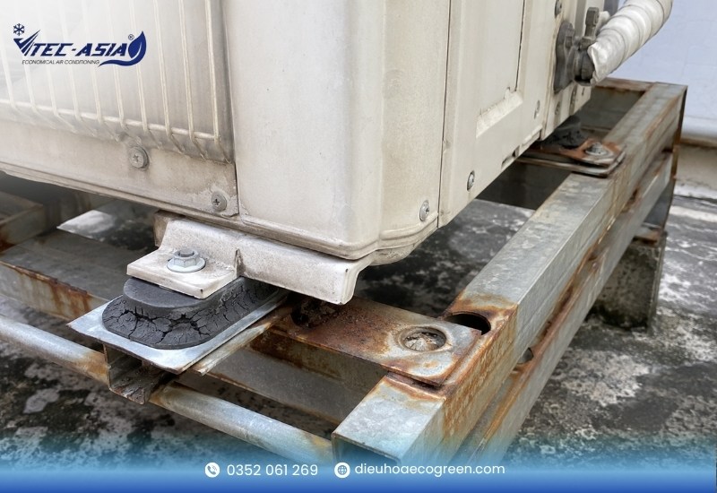 Đệm cao su chân đế dàn nóng bị chai cứng hoặc bị mất hoàn toàn