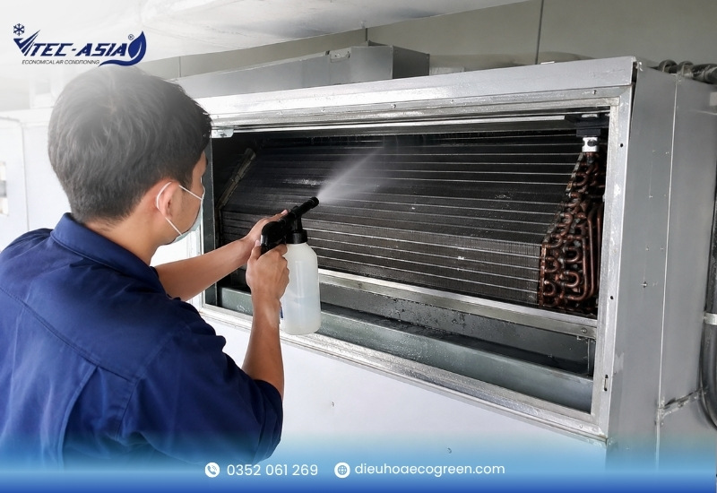 vệ sinh điều hòa công nghiệp Bước 5: Vệ sinh dàn lạnh điều hòa công nghiệp