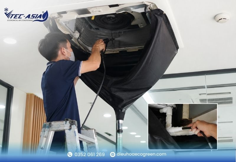 Bước 3: Xịt rửa dàn lạnh và hệ thống bơm nước ngưng